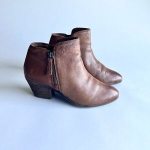 Frye Brown Tan Genuine Leather Almond Toe Rubber Outsole Ankle Boots size 6.5